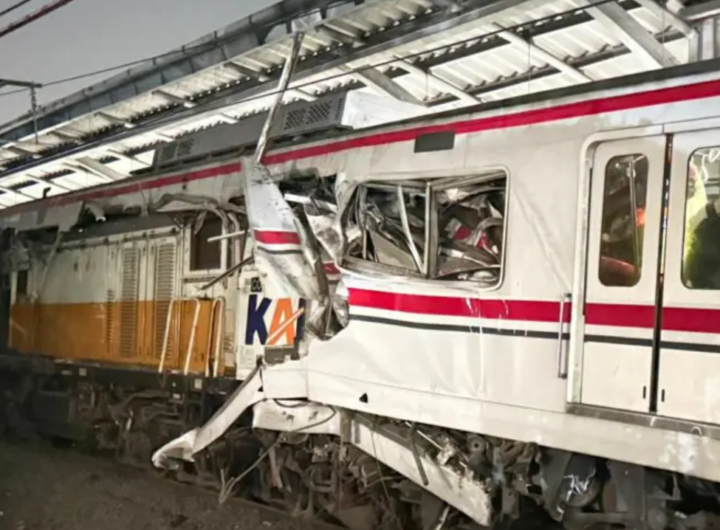 Kondisi kereta api dan KRL setelah tragedi tabrakan di Bekasi Timur, Jawa Barat. Dok: Istimewa.