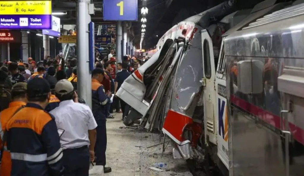 Kondisi rangkaian gerbong paling belakan KA commuter line (KRL) yang ditbrak Kereta Api (KA) Jarak Jauh Argo Bromo Anggrek di stasiun Bekasi Timur, Jawa Barat. Dok: Istimewa.