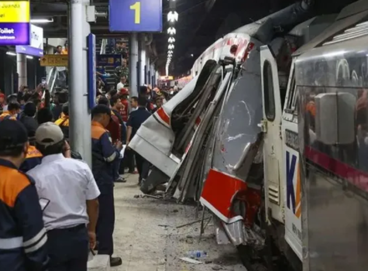 Kondisi rangkaian gerbong paling belakan KA commuter line (KRL) yang ditbrak Kereta Api (KA) Jarak Jauh Argo Bromo Anggrek di stasiun Bekasi Timur, Jawa Barat. Dok: Istimewa.