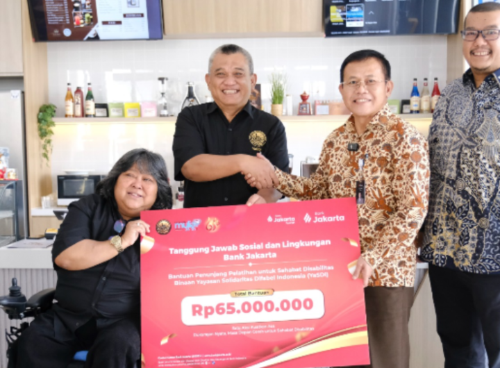 Direktur Kepatuhan Bank Jakarta Ateng Rivai (kiri) didampingi Sekretaris Perusahaan Arie Rinaldi menyerahkan bantuan penunjang pelatihan kepada Ketua Pembina Yayasan Solidaritas Difabel Indonesia Suty Karno (kanan) di Pusat Pelatihan Kerja Daerah Jakarta Timur sebagai bagian rangkaian HUT ke-65 Bank Jakarta yang menitikberatkan pada pemberdayaan difabel dan inklusi sosial. Dok: Istimewa.