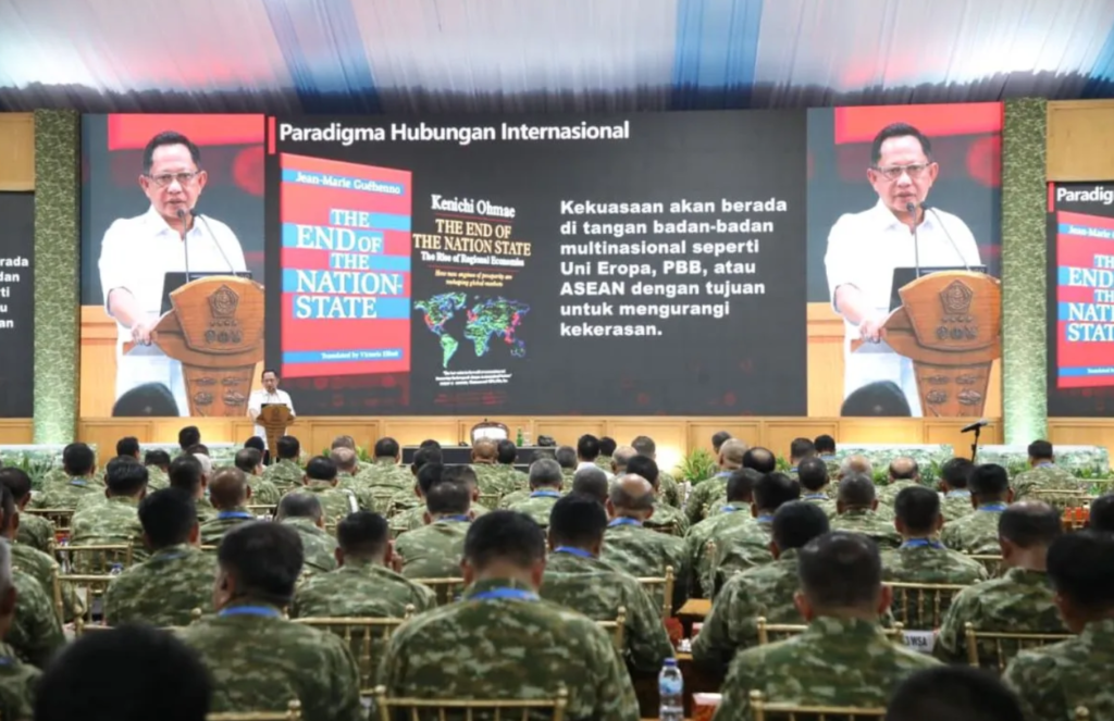 Menteri Dalam Negeri Muhammad Tito Karnavian memberikan sambutan dalam Apel Komandan Satuan TNI Tahun 2026 di Universitas Pertahanan, Sentul, Bogor. Dok: Istimewa.