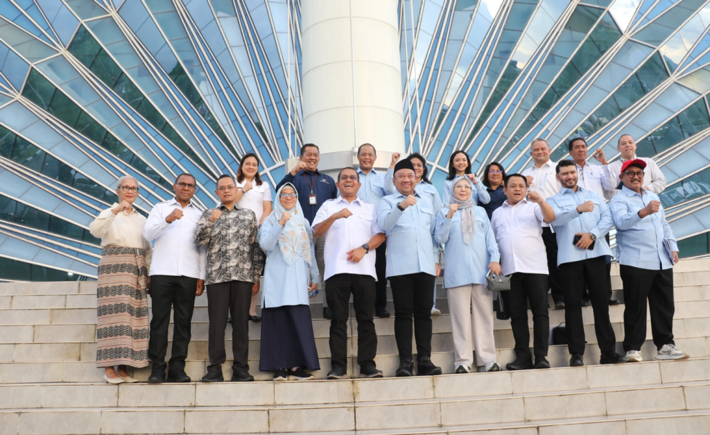 Foto bersama Gubernur Nusa Tenggara Timur, Ketua DPRD NTT, jajaran pemerintah daerah, serta Komisi X DPR RI usai pertemuan di Ruang Rapat Gubernur NTT, Rabu (22/4/2026), sebagai bentuk sinergi dan komitmen bersama dalam membahas isu strategis pembangunan daerah. Dok: Istimewa.