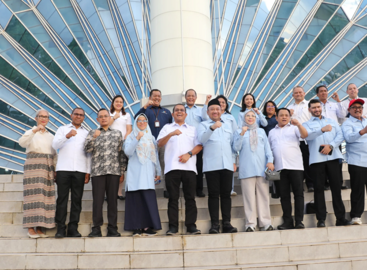 Foto bersama Gubernur Nusa Tenggara Timur, Ketua DPRD NTT, jajaran pemerintah daerah, serta Komisi X DPR RI usai pertemuan di Ruang Rapat Gubernur NTT, Rabu (22/4/2026), sebagai bentuk sinergi dan komitmen bersama dalam membahas isu strategis pembangunan daerah. Dok: Istimewa.