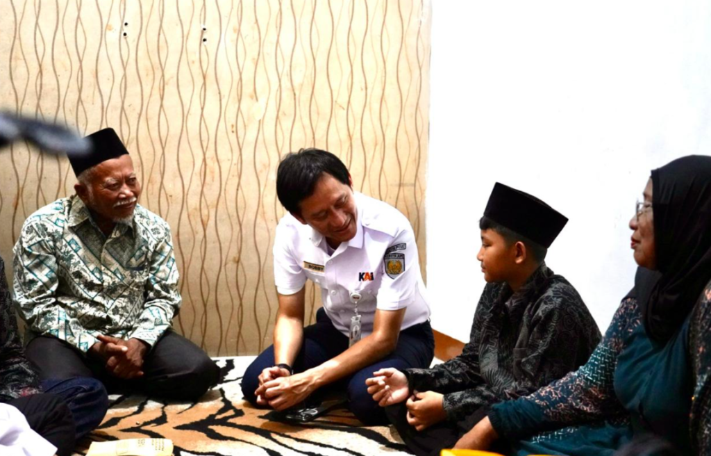 Direktur Utama KAI, Bobby Rasyidin, berbincang hangat dengan keluarga korban dalam kunjungan di Bekasi Timur, sebagai bentuk empati dan komitmen KAI dalam memberikan pendampingan serta jaminan pendidikan bagi anak korban. Dok: Istimewa.
