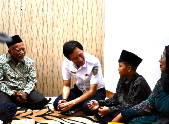 Direktur Utama KAI, Bobby Rasyidin, berbincang hangat dengan keluarga korban dalam kunjungan di Bekasi Timur, sebagai bentuk empati dan komitmen KAI dalam memberikan pendampingan serta jaminan pendidikan bagi anak korban. Dok: Istimewa.