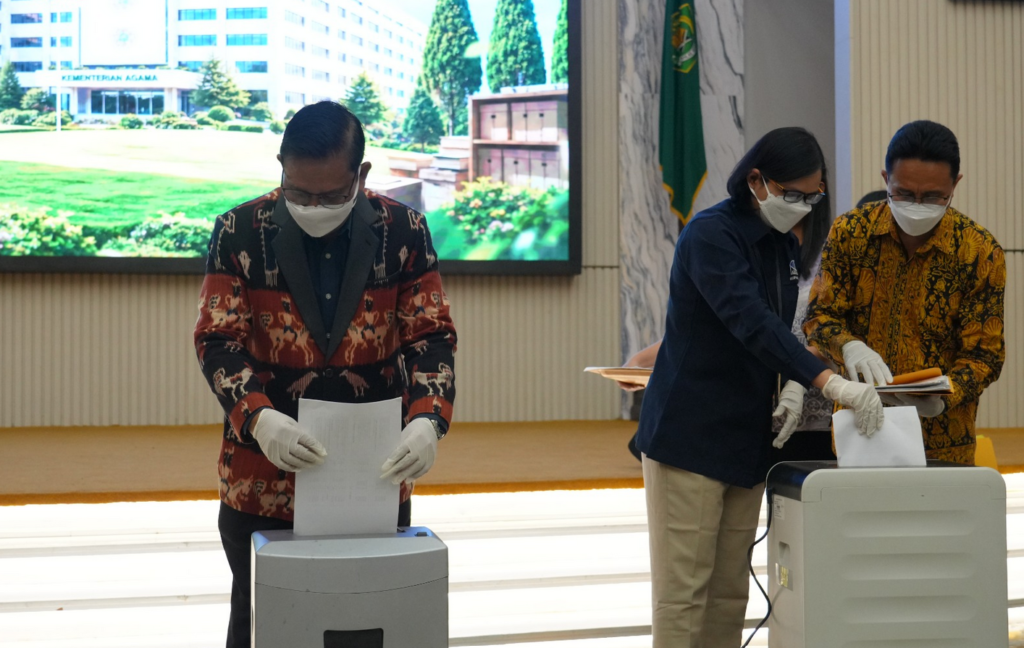 Direktur Jenderal Bimas Katolik Suparman saat melakukan pemusnahan arsip inaktif dalam kegiatan kolaborasi kearsipan di Auditorium H.M. Rasjidi, Kementerian Agama RI, Jakarta. Dok: Istimewa.