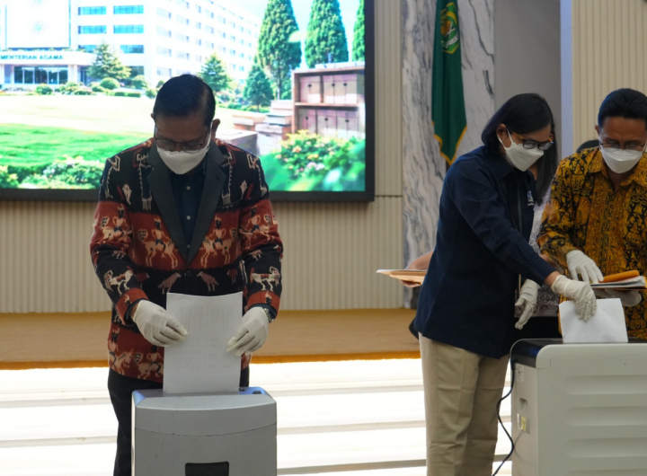 Direktur Jenderal Bimas Katolik Suparman saat melakukan pemusnahan arsip inaktif dalam kegiatan kolaborasi kearsipan di Auditorium H.M. Rasjidi, Kementerian Agama RI, Jakarta. Dok: Istimewa.