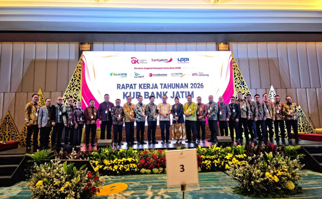 Gubernur NTT, Emanuel Melkiades Laka Lena, berfoto bersama jajaran KUB Bank Jatim dan bank anggota usai Raker Tahunan 2026 di Jakarta. Dok: Istimewa.
