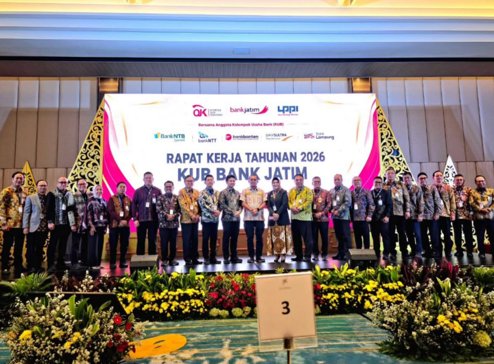 Gubernur NTT, Emanuel Melkiades Laka Lena, berfoto bersama jajaran KUB Bank Jatim dan bank anggota usai Raker Tahunan 2026 di Jakarta. Dok: Istimewa.