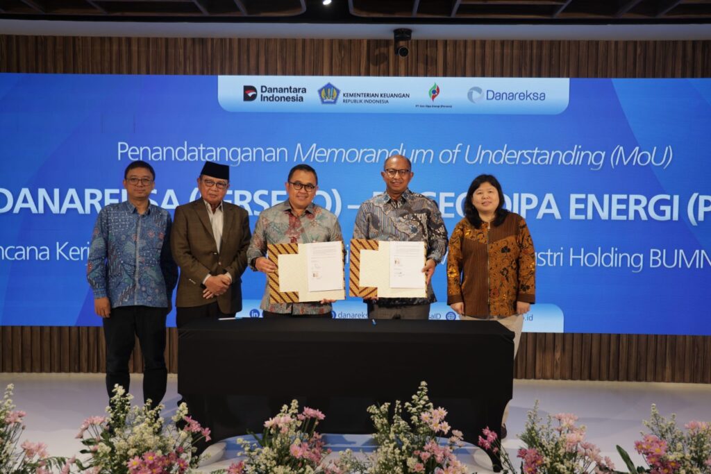 Direktur Utama GDE Yudistian Yunis dan Direktur Utama Danareksa Yadi Jaya Ruchandi menandatangani MoU implementasi industri hijau yang disaksikan jajaran Danareksa, PLN, dan Kementerian Keuangan di Menara Danareksa. Dok: Istimewa.