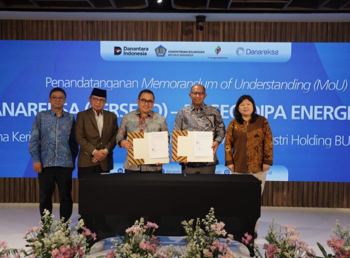 Direktur Utama GDE Yudistian Yunis dan Direktur Utama Danareksa Yadi Jaya Ruchandi menandatangani MoU implementasi industri hijau yang disaksikan jajaran Danareksa, PLN, dan Kementerian Keuangan di Menara Danareksa. Dok: Istimewa.