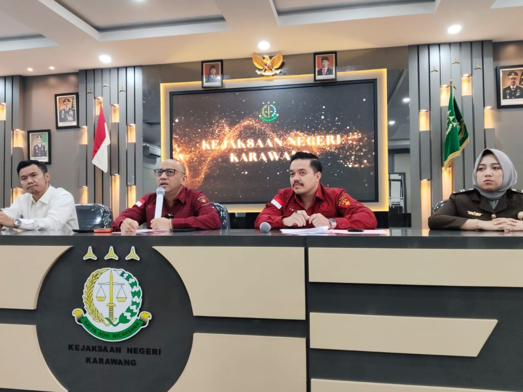 Kepala Kejari Karawang, Dedi Irwan Virantama (dua dari kiri). Dok: Istimewa.