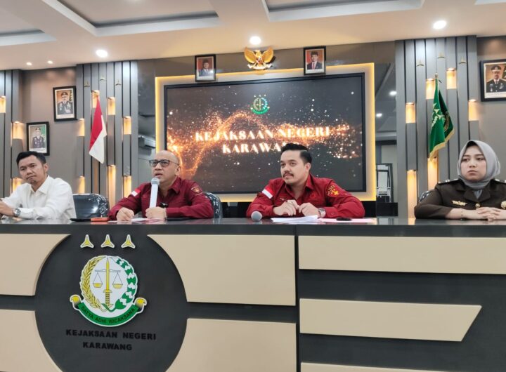 Kepala Kejari Karawang, Dedi Irwan Virantama (dua dari kiri). Dok: Istimewa.