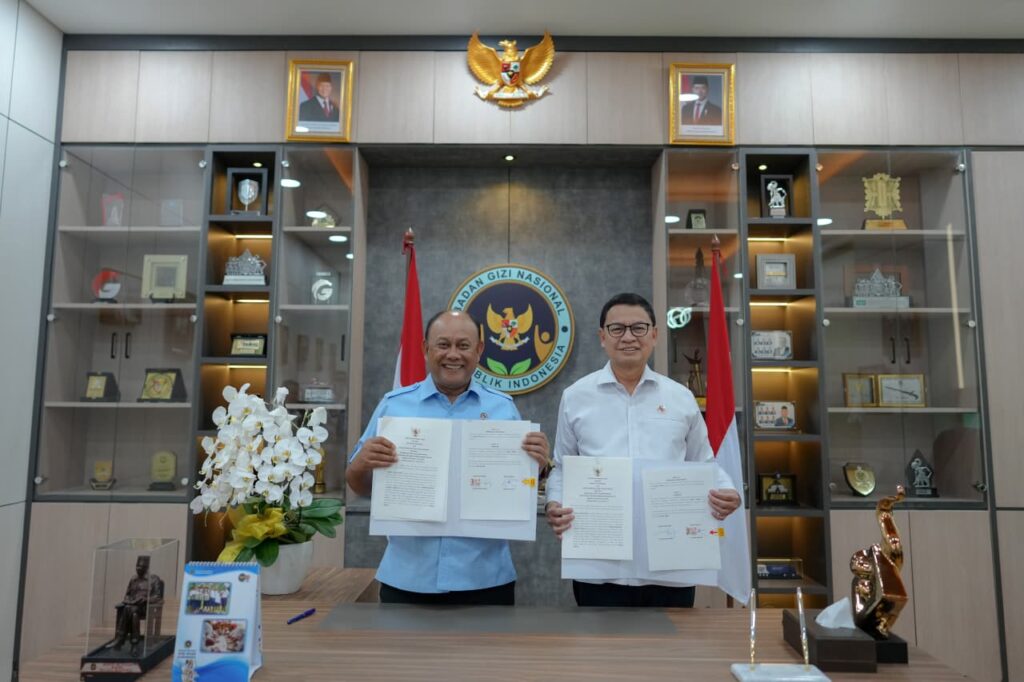 Kepala Badan Gizi Nasional, Dadan Hindayana menandatangani kerja sama dengan BPOM untuk memperkuat pengawasan keamanan pangan Program Makan Bergizi Gratis (MBG). Dok: Istimewa.