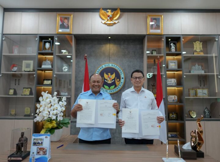 Kepala Badan Gizi Nasional, Dadan Hindayana menandatangani kerja sama dengan BPOM untuk memperkuat pengawasan keamanan pangan Program Makan Bergizi Gratis (MBG). Dok: Istimewa.