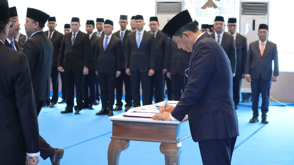 Kepala Badan Nasional Penanggulangan Bencana, Letjen TNI Suharyanto, secara resmi melantik tiga Pejabat Pimpinan Tinggi Pratama. Dok: Istimewa.