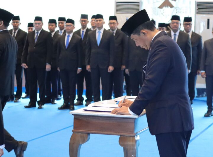 Kepala Badan Nasional Penanggulangan Bencana, Letjen TNI Suharyanto, secara resmi melantik tiga Pejabat Pimpinan Tinggi Pratama. Dok: Istimewa.