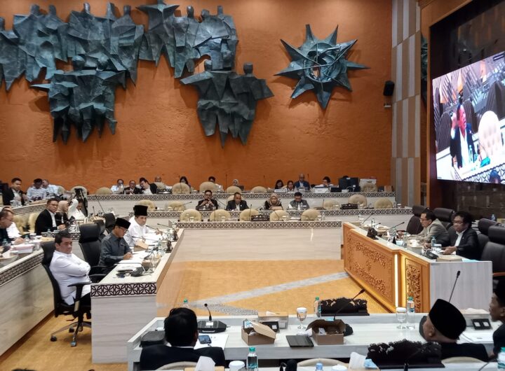 Rapat Kerja Komisi V DPR RI bersama Menteri Desa dan Pembangunan Daerah Tertinggal serta Menteri Transmigrasi. Dok: Istimewa.