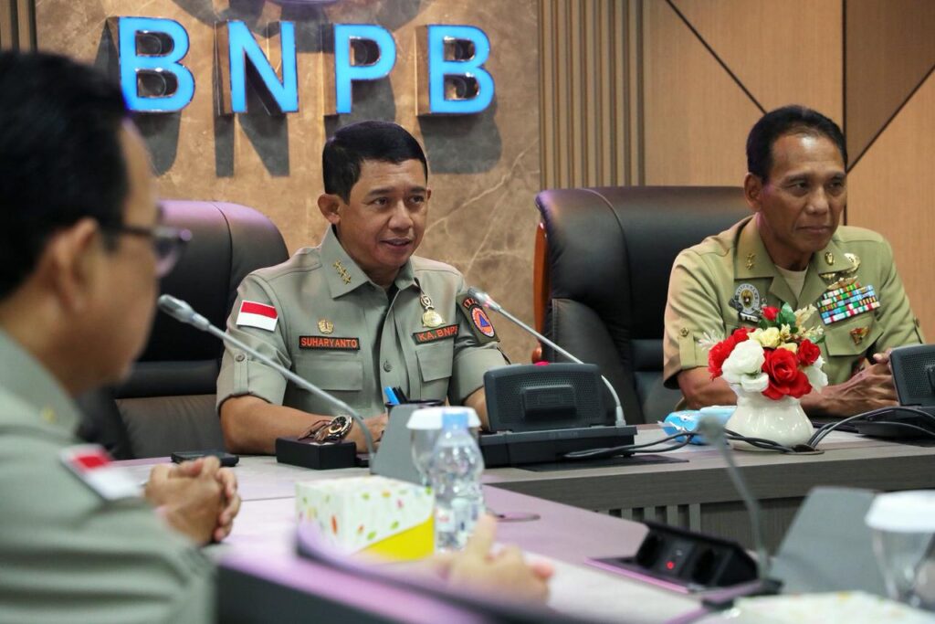 Kepala BNPB Letjen TNI Dr. Suharyanto memberikan sambutan pada penandatanganan Nota Kesepahaman antara BNPB dan YKEP terkait penguatan dukungan sarana prasarana, logistik, transportasi, alat kesehatan, akomodasi, serta pengembangan SDM penanggulangan bencana. Dok: Istimewa.