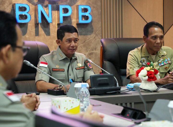 Kepala BNPB Letjen TNI Dr. Suharyanto memberikan sambutan pada penandatanganan Nota Kesepahaman antara BNPB dan YKEP terkait penguatan dukungan sarana prasarana, logistik, transportasi, alat kesehatan, akomodasi, serta pengembangan SDM penanggulangan bencana. Dok: Istimewa.