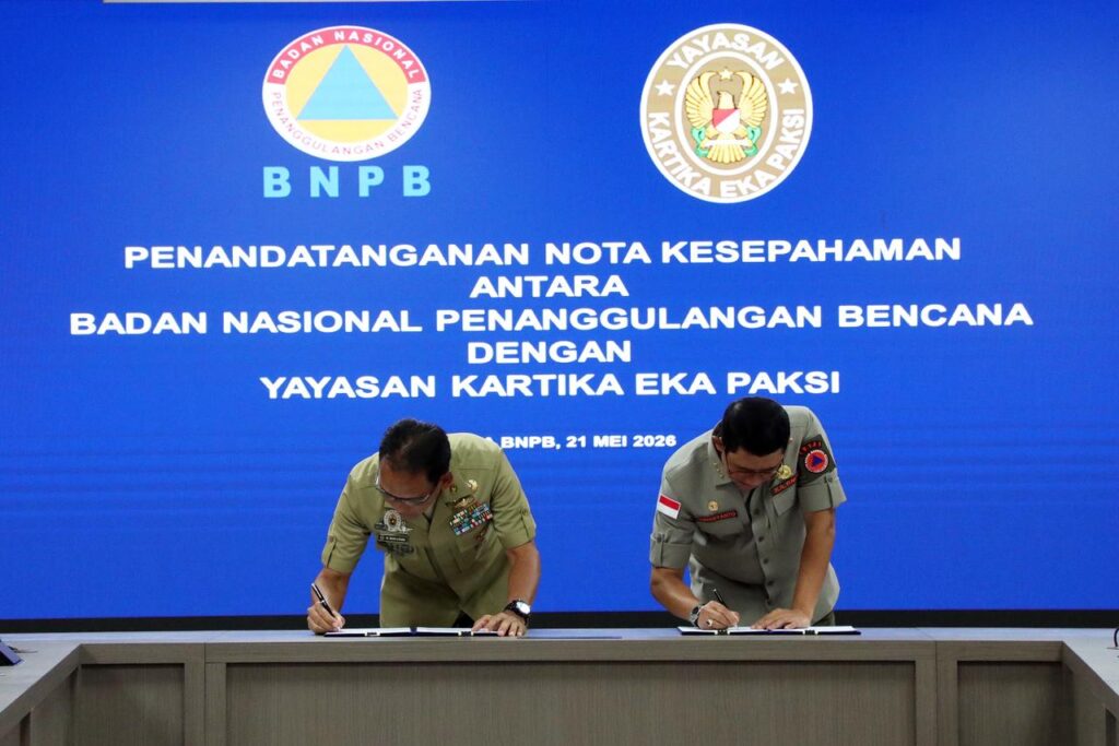 Kepala BNPB Letjen TNI Dr. Suharyanto S.Sos., M.M., (kanan) bersama Ketua Pengurus YKEP, M. Reza Utama (kiri) menandatangani Nota Kesepahaman terkait kerja sama dukungan sarana prasarana, logistik, transportasi, alat kesehatan, akomodasi, serta penelitian dan pengembangan sumber daya manusia dalam penanggulangan bencana. Dok: Istimewa