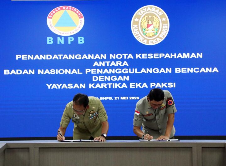 Kepala BNPB Letjen TNI Dr. Suharyanto S.Sos., M.M., (kanan) bersama Ketua Pengurus YKEP, M. Reza Utama (kiri) menandatangani Nota Kesepahaman terkait kerja sama dukungan sarana prasarana, logistik, transportasi, alat kesehatan, akomodasi, serta penelitian dan pengembangan sumber daya manusia dalam penanggulangan bencana. Dok: Istimewa
