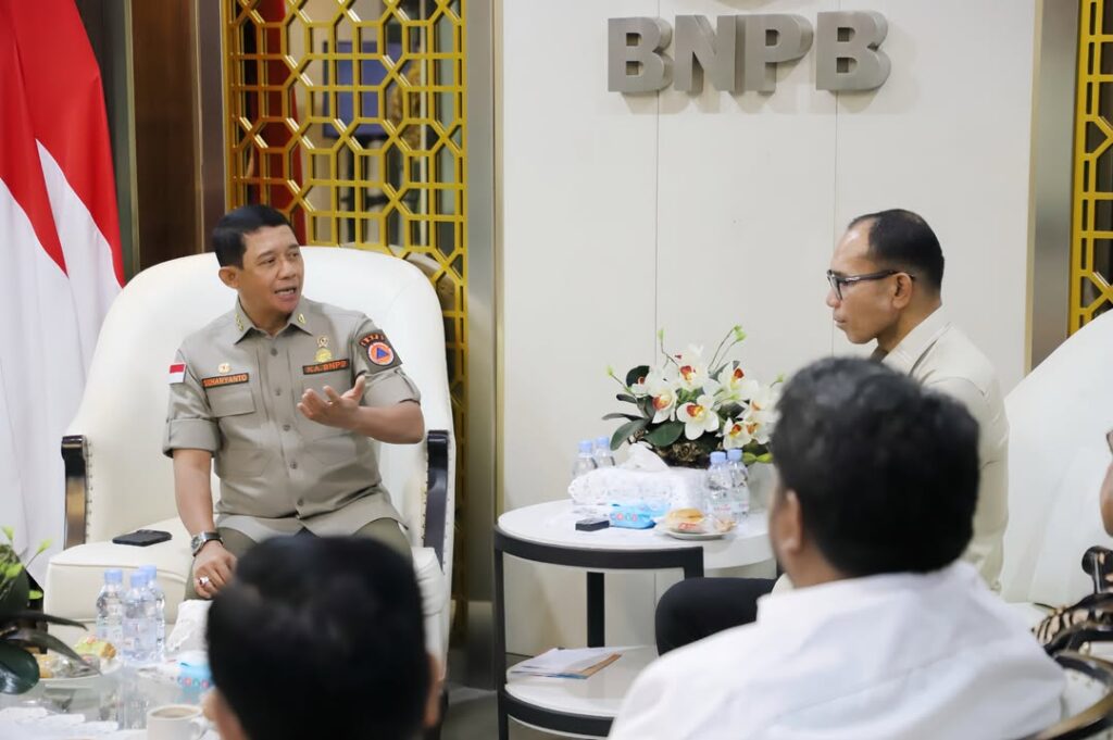 Kepala BNPB, Suharyanto, menerima kunjungan Anggota Komisi VIII DPR RI Fraksi Gerindra, F. Alimudin Kolatlena, bersama jajaran pemerintah daerah Maluku di Jakarta. Dok: Istimewa.
