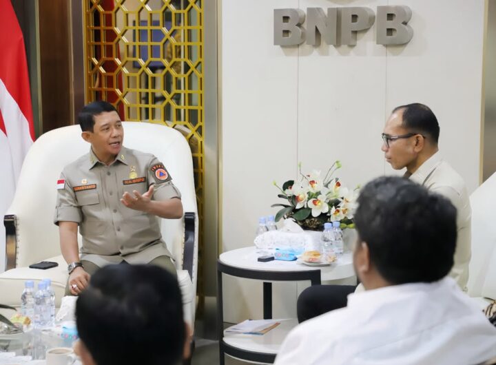 Kepala BNPB, Suharyanto, menerima kunjungan Anggota Komisi VIII DPR RI Fraksi Gerindra, F. Alimudin Kolatlena, bersama jajaran pemerintah daerah Maluku di Jakarta. Dok: Istimewa.
