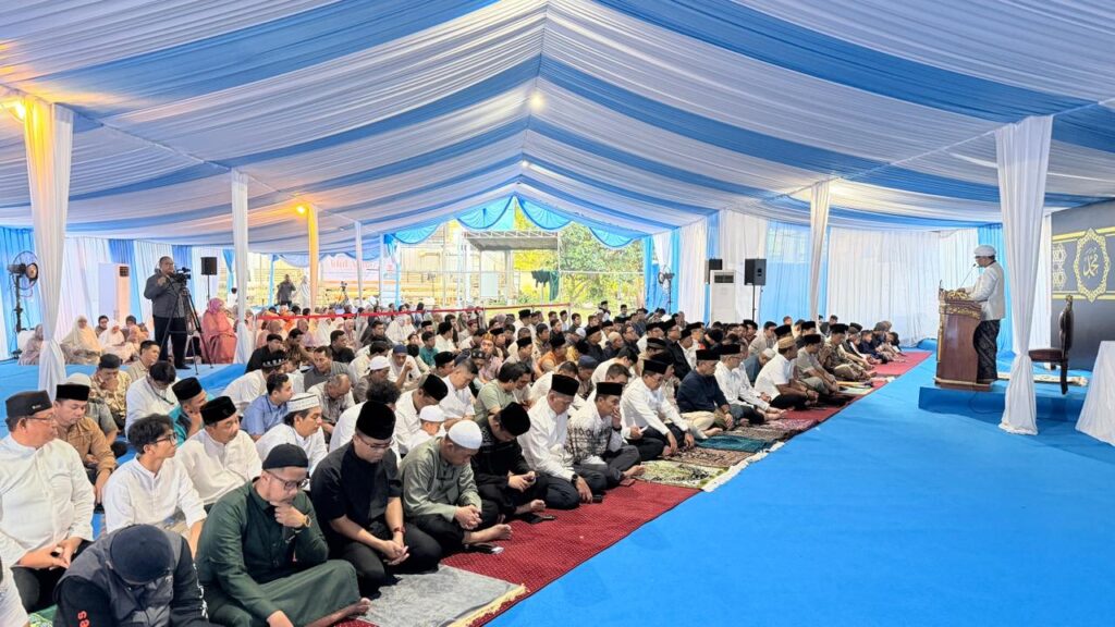 Suasana khidmat Salat Iduladha 1447 H di halaman Graha BNPB, Jakarta. Momentum memperkuat iman, mempererat kebersamaan, dan menumbuhkan kepedulian untuk berbagi kepada sesama. Dok: Istimewa.