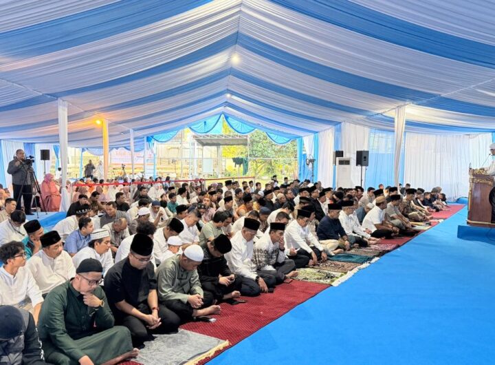 Suasana khidmat Salat Iduladha 1447 H di halaman Graha BNPB, Jakarta. Momentum memperkuat iman, mempererat kebersamaan, dan menumbuhkan kepedulian untuk berbagi kepada sesama. Dok: Istimewa.