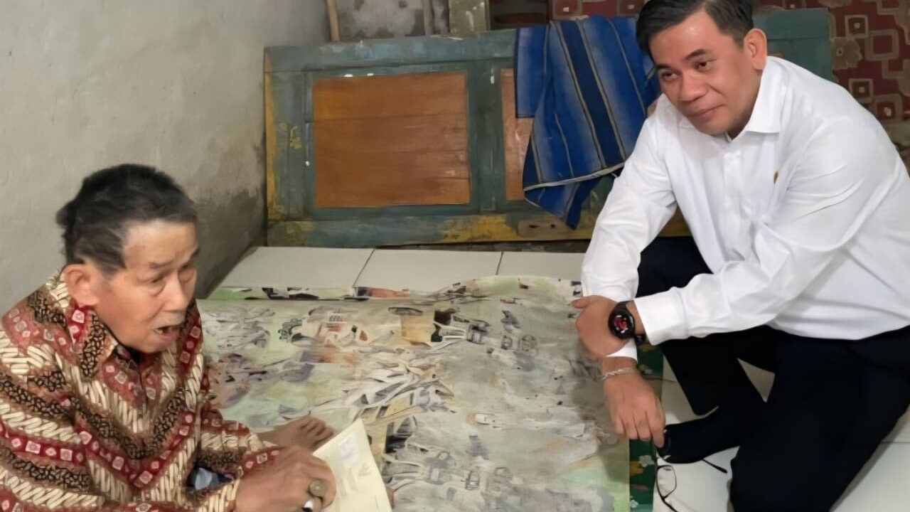 Kepala Kantor Wilayah BPN Provinsi Banten, Harison Mocodompis, menyerahkan langsung sertifikat tanah elektronik kepada Arifin (78), warga Desa Labuan, Kecamatan Mancak, Kabupaten Serang, yang tengah sakit. Dok: Istimewa.