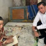Kepala Kantor Wilayah BPN Provinsi Banten, Harison Mocodompis, menyerahkan langsung sertifikat tanah elektronik kepada Arifin (78), warga Desa Labuan, Kecamatan Mancak, Kabupaten Serang, yang tengah sakit. Dok: Istimewa.