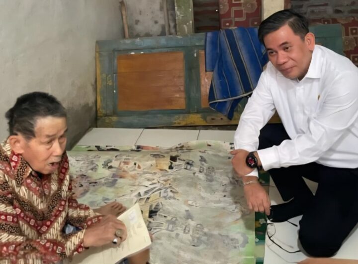Kepala Kantor Wilayah BPN Provinsi Banten, Harison Mocodompis, menyerahkan langsung sertifikat tanah elektronik kepada Arifin (78), warga Desa Labuan, Kecamatan Mancak, Kabupaten Serang, yang tengah sakit. Dok: Istimewa.