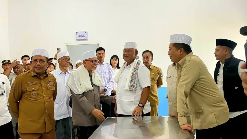 Kepala BGN Dadan Hindayana (tengah) saat mengecek kondisi dapur MBG Gelogor Kediri 001 Yayasan Ponpes Nurul Hakim Lombok Barat. Dok: Istimewa.