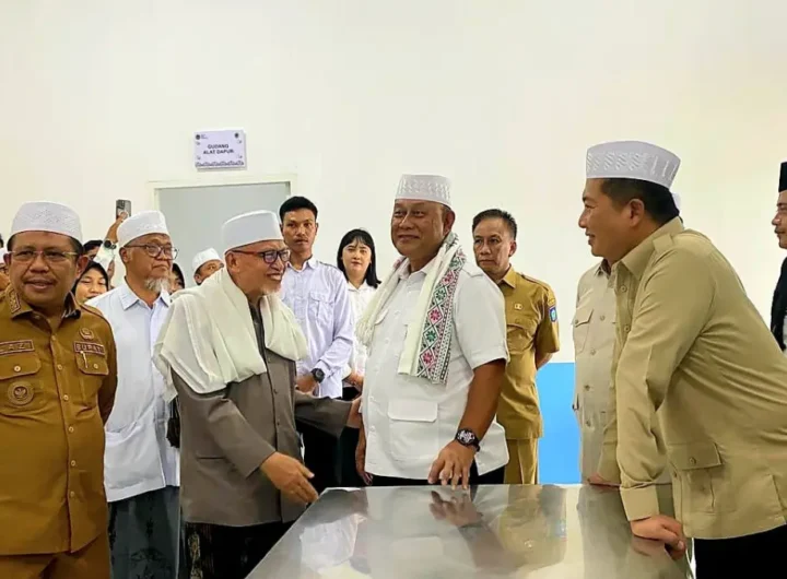 Kepala BGN Dadan Hindayana (tengah) saat mengecek kondisi dapur MBG Gelogor Kediri 001 Yayasan Ponpes Nurul Hakim Lombok Barat. Dok: Istimewa.