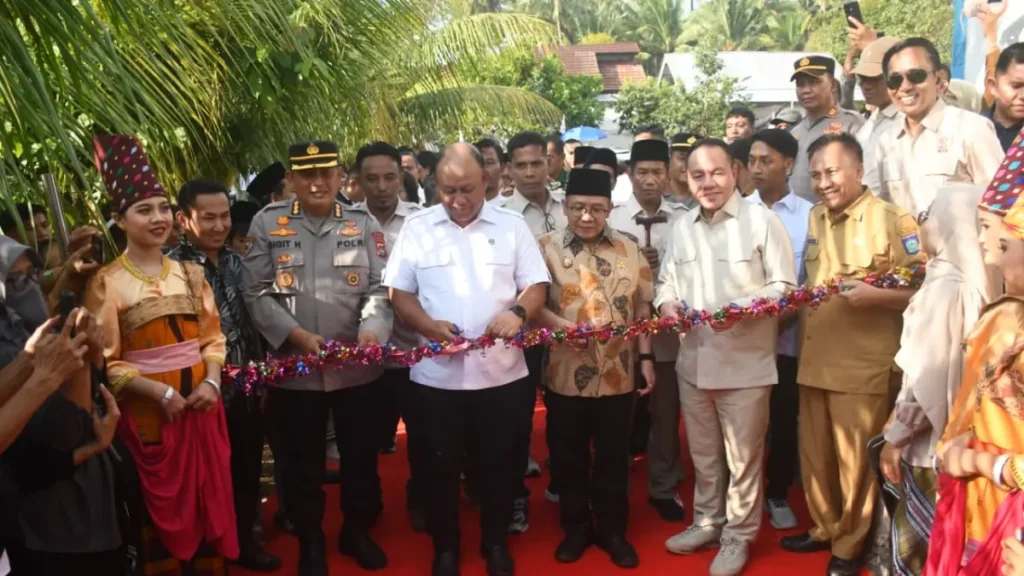 Kepala Badan Gizi Nasional (BGN) RI, Dadan Hindayana, meresmikan dapur Satuan Pelayanan Pemenuhan Gizi (SPPG) 3T di Dusun Gitak Demung. Dok: Istimewa.