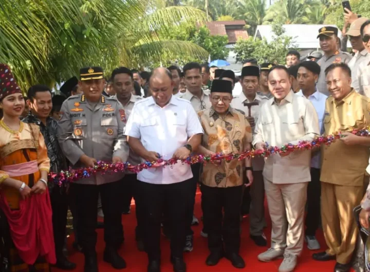 Kepala Badan Gizi Nasional (BGN) RI, Dadan Hindayana, meresmikan dapur Satuan Pelayanan Pemenuhan Gizi (SPPG) 3T di Dusun Gitak Demung. Dok: Istimewa.