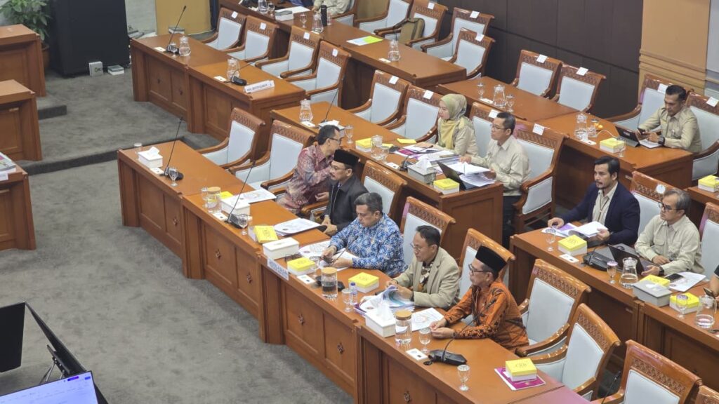 Kepala BPJPH Ahmad Haikal Hasan didampingi Sekretaris Utama BPJPH Mohammad Aqil Irham saat menghadiri Rapat Kerja Komisi VIII DPR RI di Kompleks Parlemen, Senayan, Jakarta, Rabu (10/6/2026). Dok: HF.