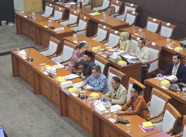 Kepala BPJPH Ahmad Haikal Hasan didampingi Sekretaris Utama BPJPH Mohammad Aqil Irham saat menghadiri Rapat Kerja Komisi VIII DPR RI di Kompleks Parlemen, Senayan, Jakarta, Rabu (10/6/2026). Dok: HF.