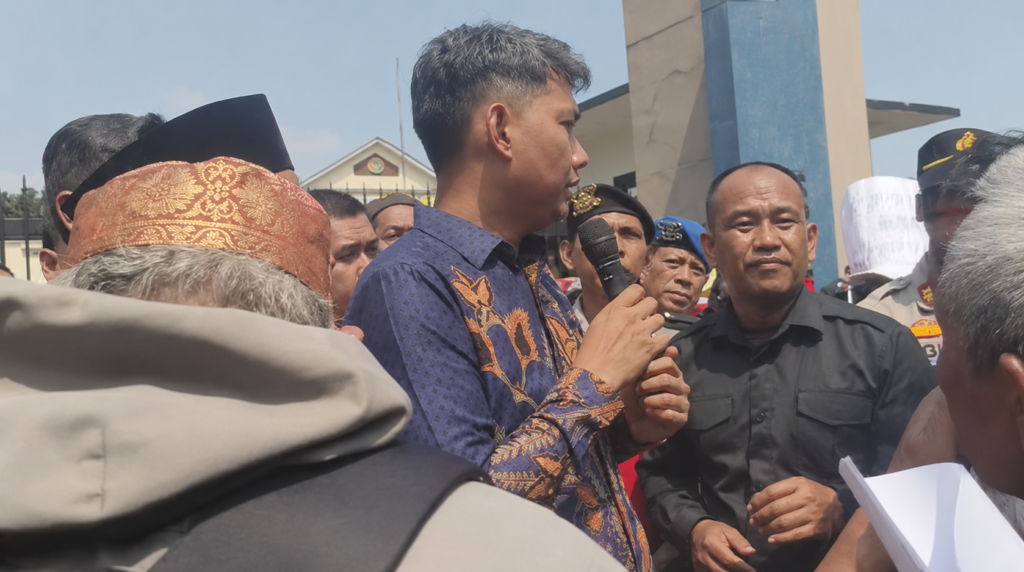 Kepala BPN Kota Tangerang Selatan, Seto Apriyadi, menemui dan berdialog langsung dengan warga Situ Rompong yang menggelar aksi unjuk rasa di Kantor BPN Tangsel. Dok: Istimewa.