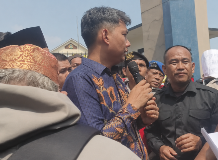 Kepala BPN Kota Tangerang Selatan, Seto Apriyadi, menemui dan berdialog langsung dengan warga Situ Rompong yang menggelar aksi unjuk rasa di Kantor BPN Tangsel. Dok: Istimewa.