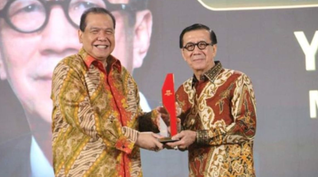 Yasonna Hamonangan Laoly menerima penghargaan CNN Indonesia Awards kategori Outstanding Dedication to Law Enforcement and Anti-Corruption Movement dari Chairman CT Corp. Dok: Istimewa.