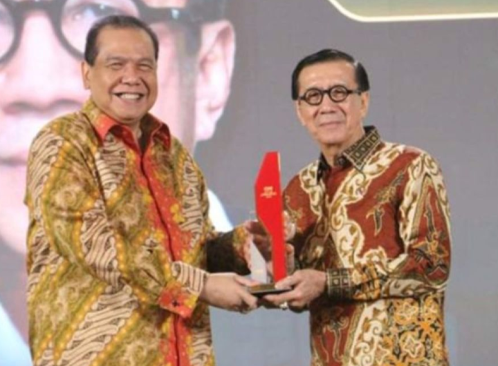Yasonna Hamonangan Laoly menerima penghargaan CNN Indonesia Awards kategori Outstanding Dedication to Law Enforcement and Anti-Corruption Movement dari Chairman CT Corp. Dok: Istimewa.