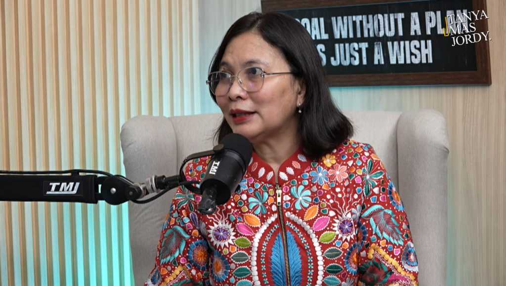Direktur Jenderal Penataan Agraria Kementerian ATR/BPN, Dr. Ir. Embun Sari, S.H., M.Si., M.H., saat menjadi narasumber dalam podcast "Reforma Agraria: Solusi Rakyat atau Cuma Formalitas?" di kanal YouTube Tanya Mas Jordy. (Dok. Tangkapan Layar YouTube Tanya Mas Jordy)
