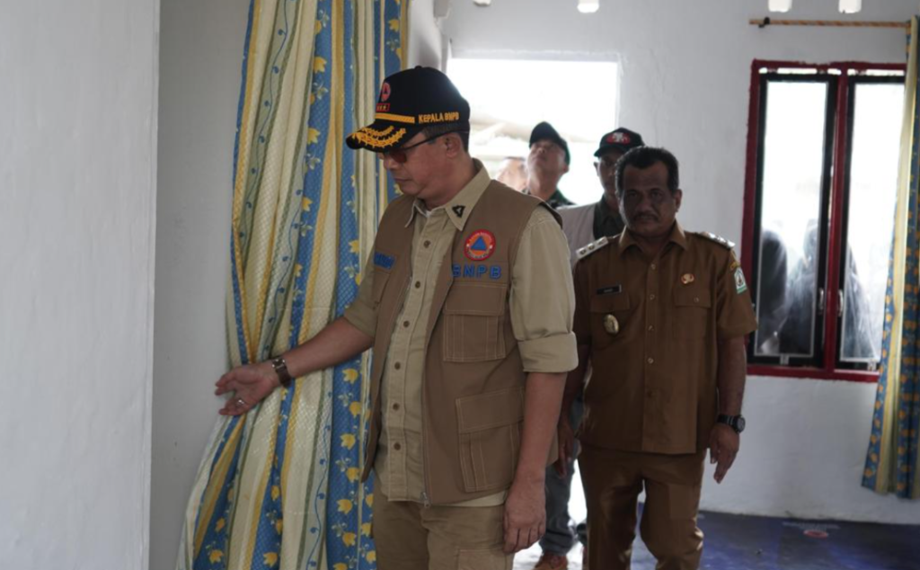 Kepala BNPB Letjen TNI Dr. Suharyanto meninjau progres pengerjaan rumah hunian tetap. Dok: Istimewa.