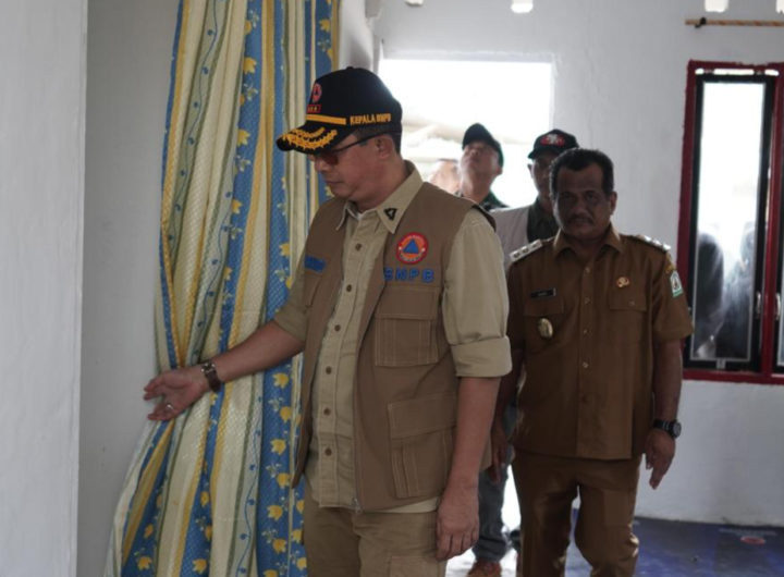 Kepala BNPB Letjen TNI Dr. Suharyanto meninjau progres pengerjaan rumah hunian tetap. Dok: Istimewa.