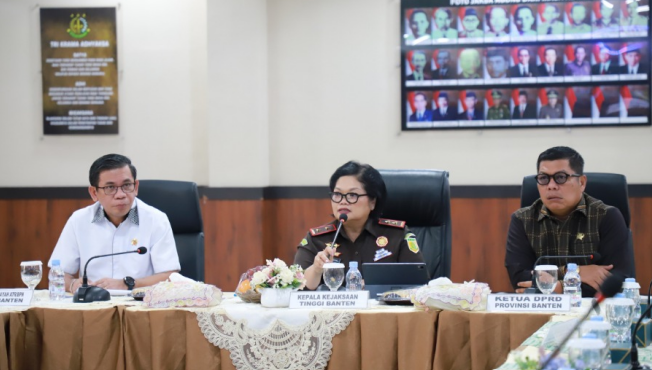 Kepala Kantor Wilayah Badan Pertanahan Nasional (BPN) Provinsi Banten, Harison Mocodompis (kiri). Dok: Istimewa.