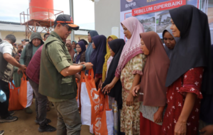 Kepala BNPB Letjen TNI Dr. Suharyanto menyerahkan bantuan kepada masyarakat terdampak sebagai bentuk komitmen pemerintah dalam mempercepat penanganan dan pemulihan pascabencana. Dok: Istimewa.