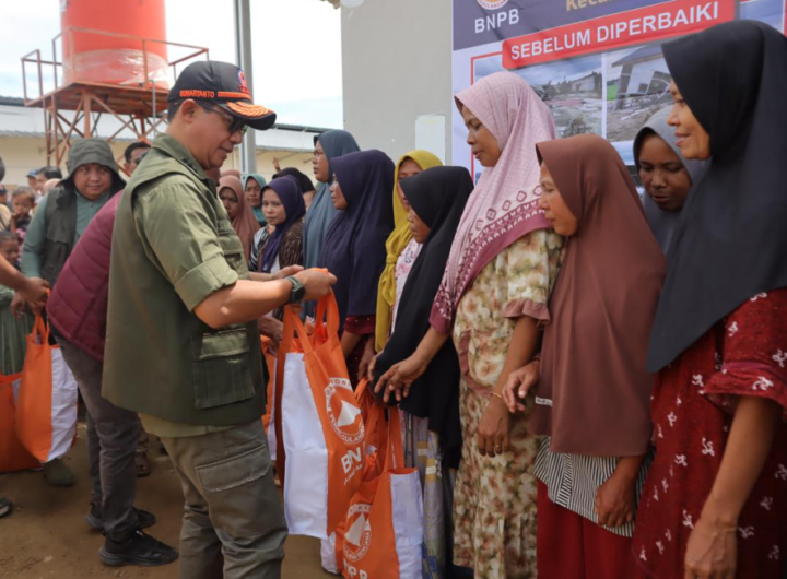 Kepala BNPB Letjen TNI Dr. Suharyanto menyerahkan bantuan kepada masyarakat terdampak sebagai bentuk komitmen pemerintah dalam mempercepat penanganan dan pemulihan pascabencana. Dok: Istimewa.