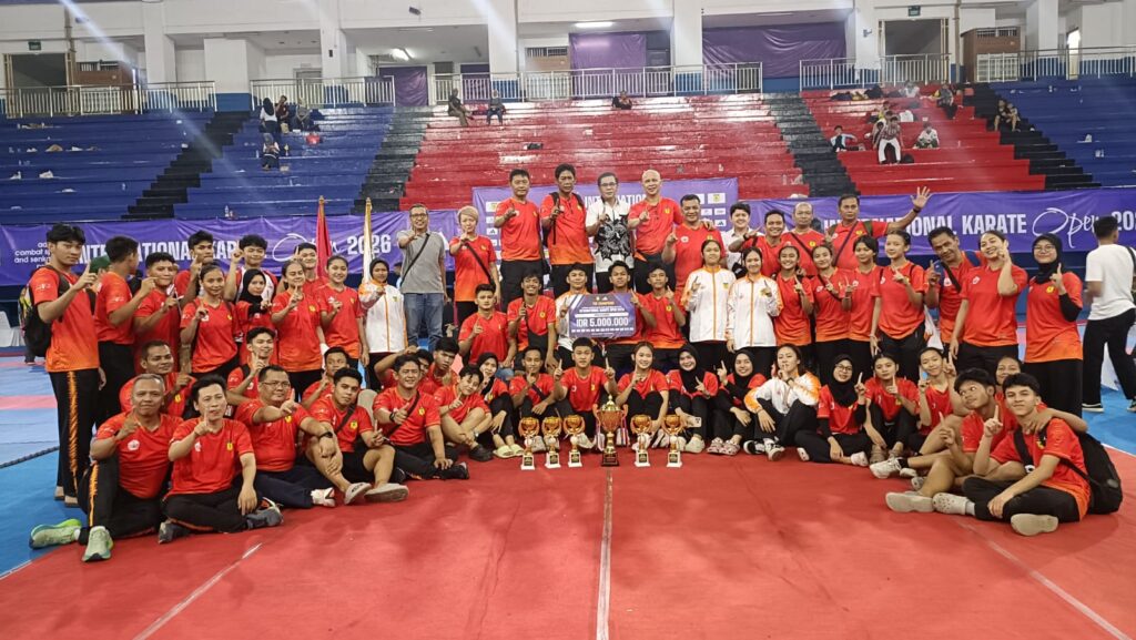 Tim FORKI DKI Jakarta berfoto bersama usai dinobatkan sebagai Juara Umum Kejuaraan Karate Internasional ADIDAS Open 2026 di GOR Ciracas, Jakarta Timur, dengan raihan 38 medali emas, 15 perak, dan 4 perunggu. Dok: Istimewa.